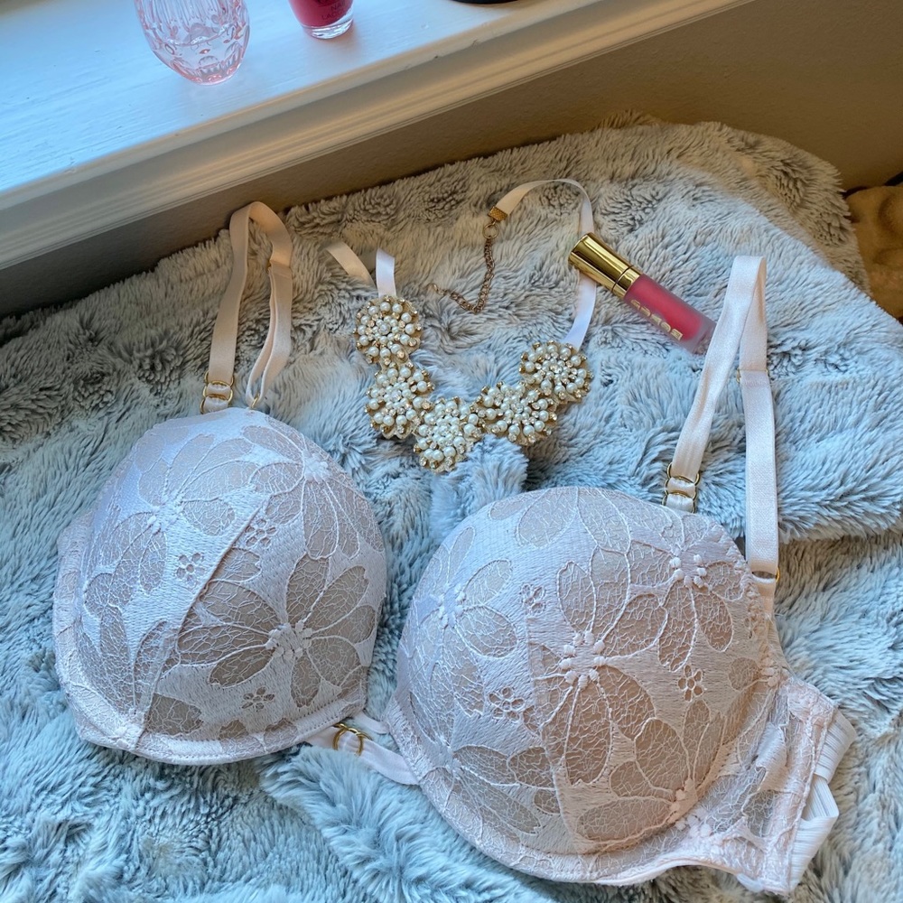 Bra - 34 D - Light Cream/Blush/Victoria’s Secret.